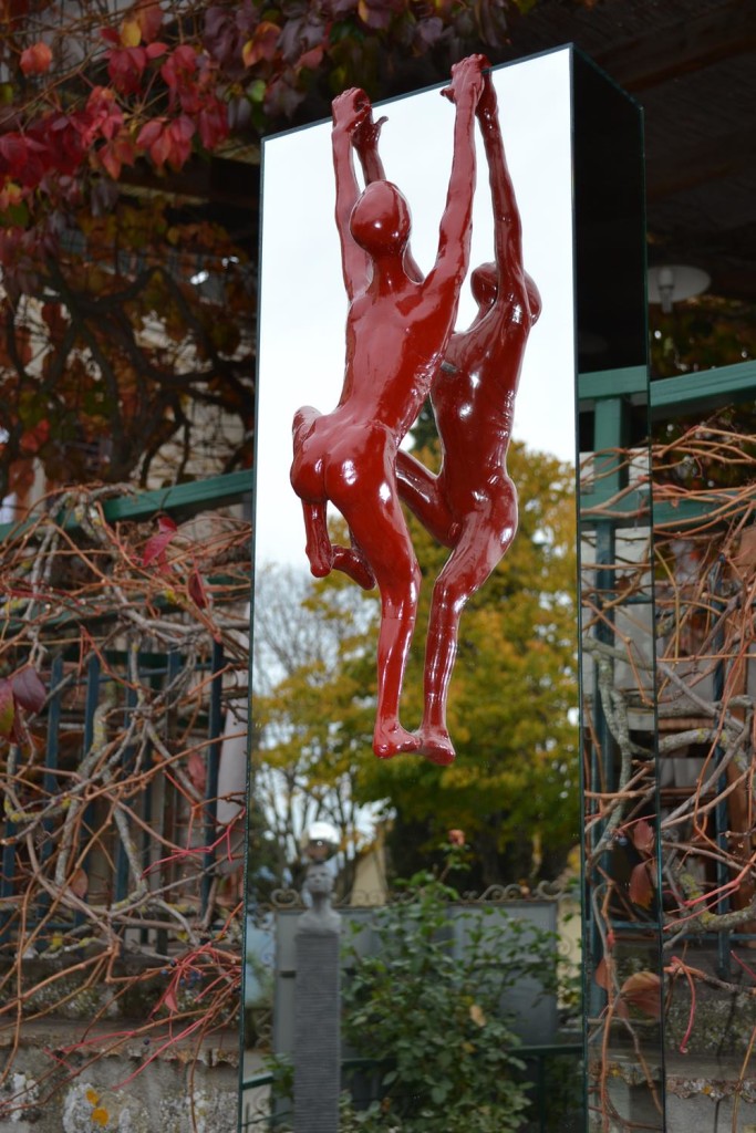 Fountain mirror climber