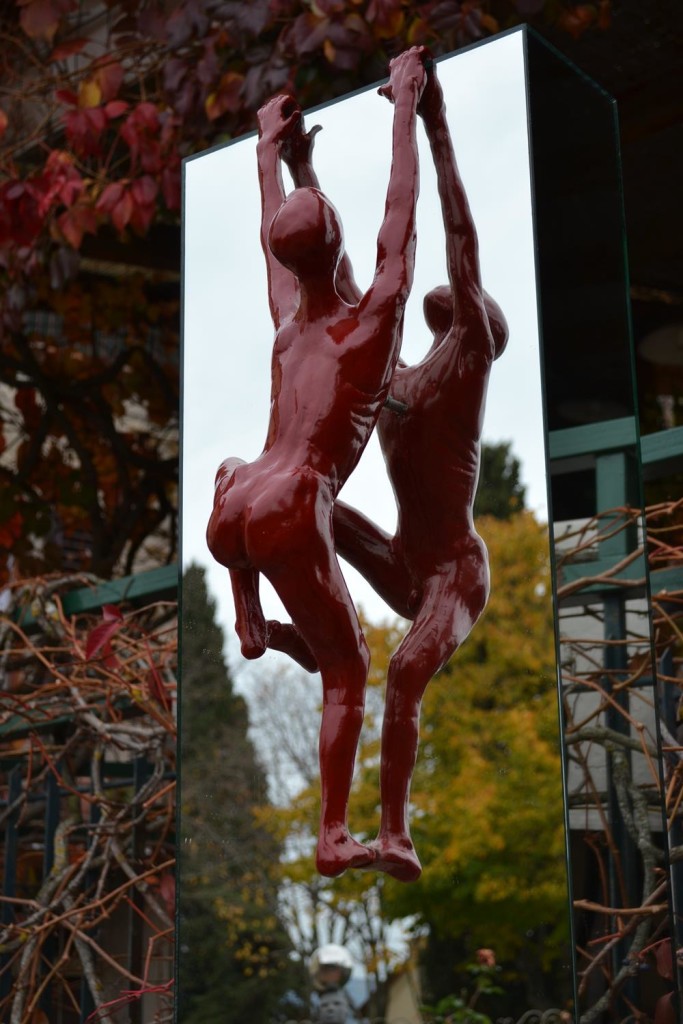 Fountain mirror climber